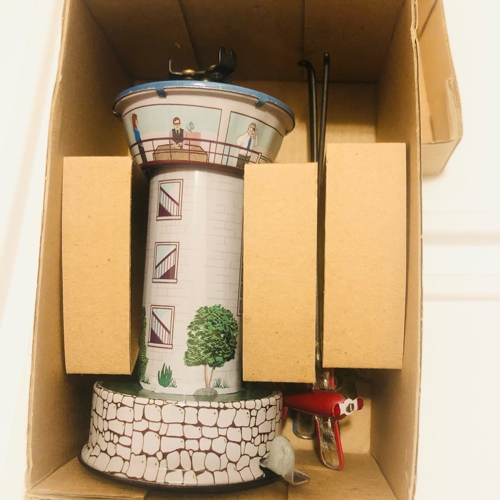 Vintage/collectible WIND UP TIN TOY “Airplanes”